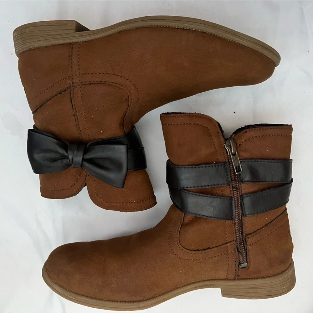 Ugg Joanie bow ankle boot for kids in cognac and dark brown. Size 3